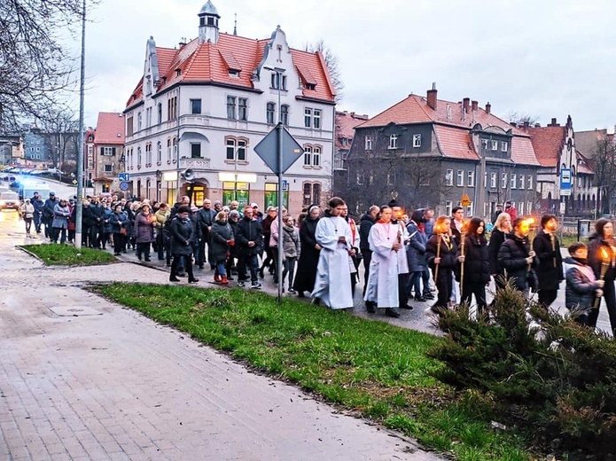 Wałbrzych. Miejska Droga Krzyżowa z parafii Zmartwychwstania do św. Barbary
