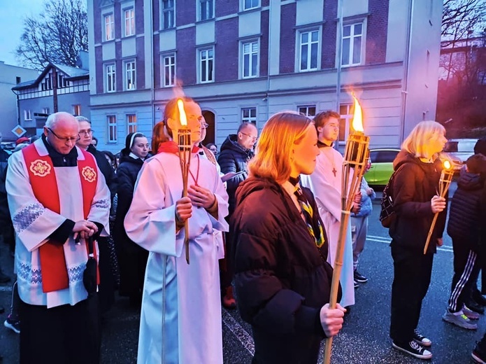 Wałbrzych. Miejska Droga Krzyżowa z parafii Zmartwychwstania do św. Barbary