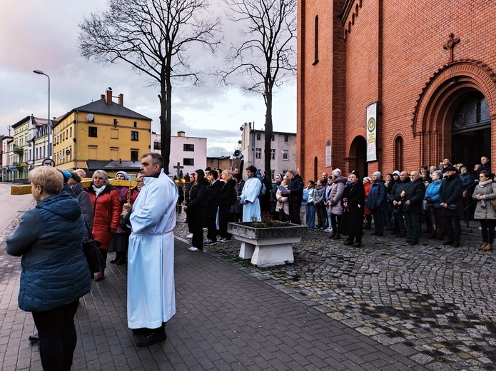 Wałbrzych. Miejska Droga Krzyżowa z parafii Zmartwychwstania do św. Barbary