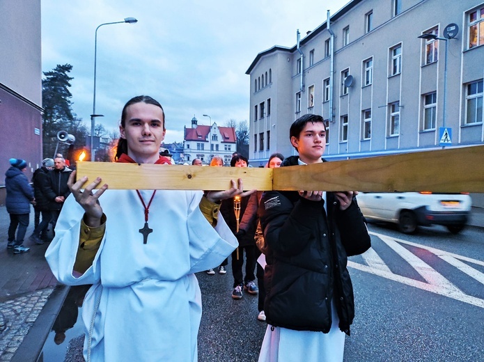 Wałbrzych. Miejska Droga Krzyżowa z parafii Zmartwychwstania do św. Barbary