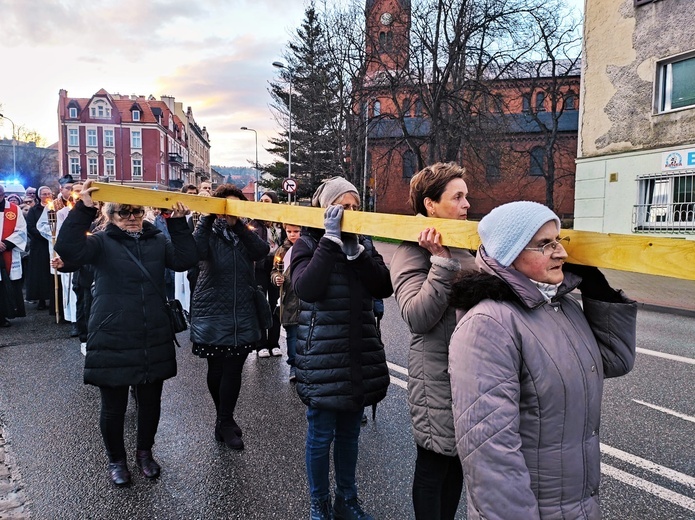 Wałbrzych. Miejska Droga Krzyżowa z parafii Zmartwychwstania do św. Barbary