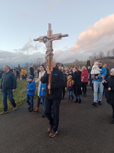 Ścinawka Dolna. Uliczna Droga Krzyżowa w czasie misji
