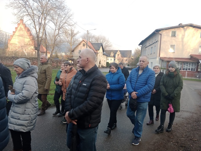 Ścinawka Dolna. Uliczna Droga Krzyżowa w czasie misji