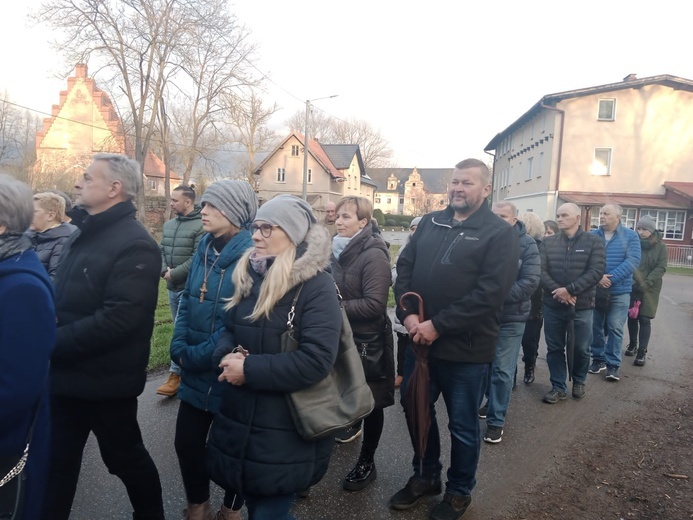 Ścinawka Dolna. Uliczna Droga Krzyżowa w czasie misji