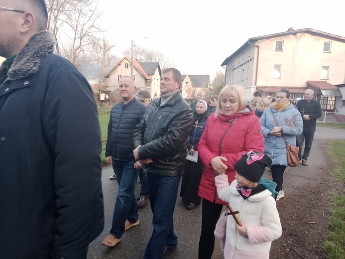 Ścinawka Dolna. Uliczna Droga Krzyżowa w czasie misji