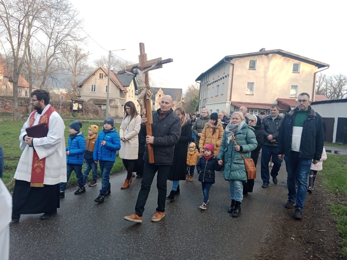 Ścinawka Dolna. Uliczna Droga Krzyżowa w czasie misji