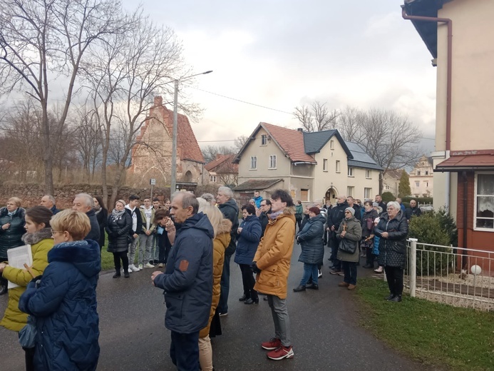 Ścinawka Dolna. Uliczna Droga Krzyżowa w czasie misji