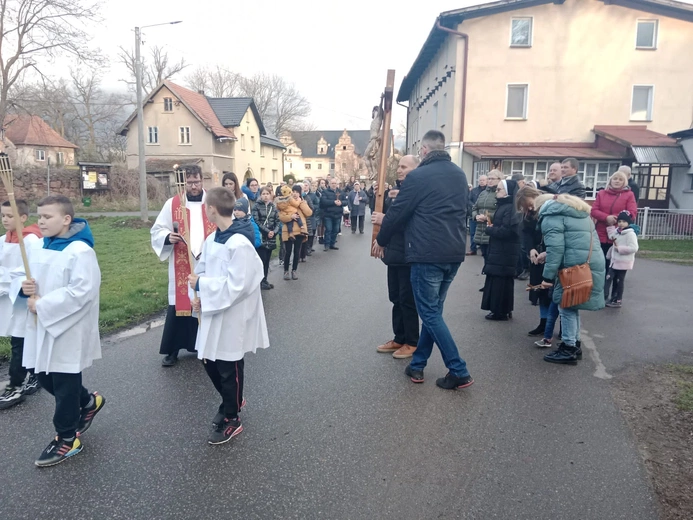 Ścinawka Dolna. Uliczna Droga Krzyżowa w czasie misji