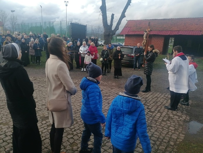 Ścinawka Dolna. Uliczna Droga Krzyżowa w czasie misji