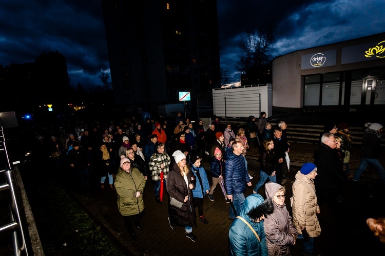 Wałbrzych. Miejska Droga Krzyżowa w parafii Podwyższenia Krzyża Świętego