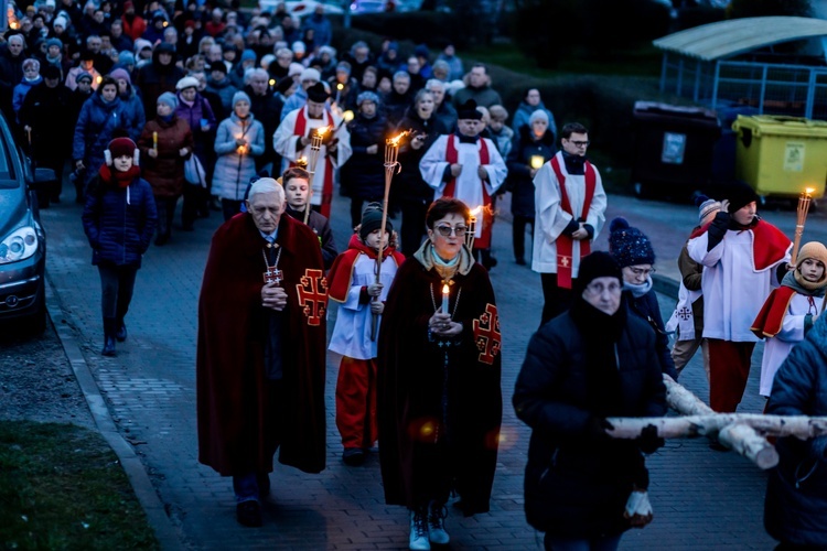 Wałbrzych. Miejska Droga Krzyżowa w parafii Podwyższenia Krzyża Świętego