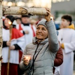 Wałbrzych. Miejska Droga Krzyżowa w parafii Podwyższenia Krzyża Świętego