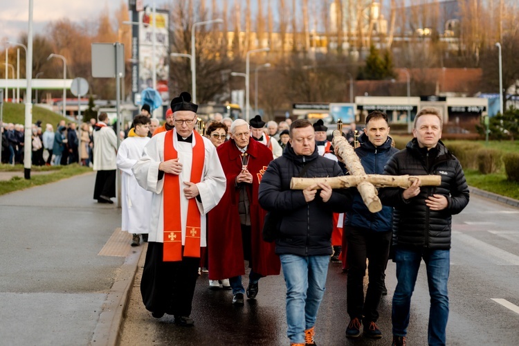 Wałbrzych. Miejska Droga Krzyżowa w parafii Podwyższenia Krzyża Świętego