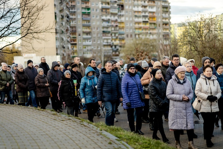 Wałbrzych. Miejska Droga Krzyżowa w parafii Podwyższenia Krzyża Świętego