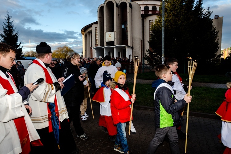 Wałbrzych. Miejska Droga Krzyżowa w parafii Podwyższenia Krzyża Świętego