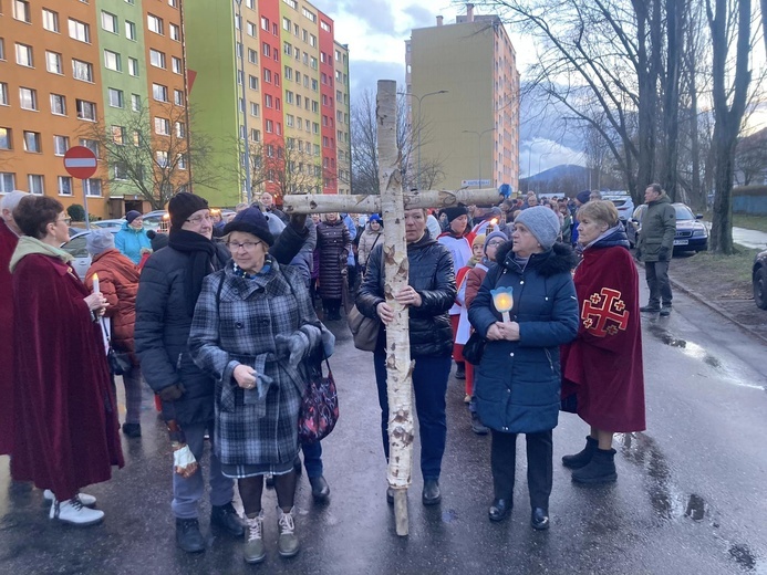 Wałbrzych. Miejska Droga Krzyżowa w parafii Podwyższenia Krzyża Świętego