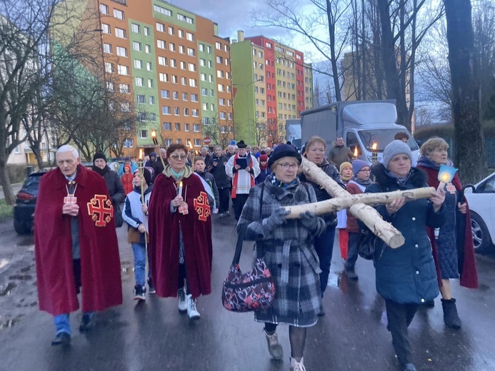 Wałbrzych. Miejska Droga Krzyżowa w parafii Podwyższenia Krzyża Świętego