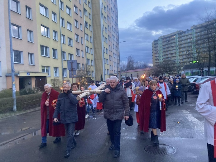 Wałbrzych. Miejska Droga Krzyżowa w parafii Podwyższenia Krzyża Świętego