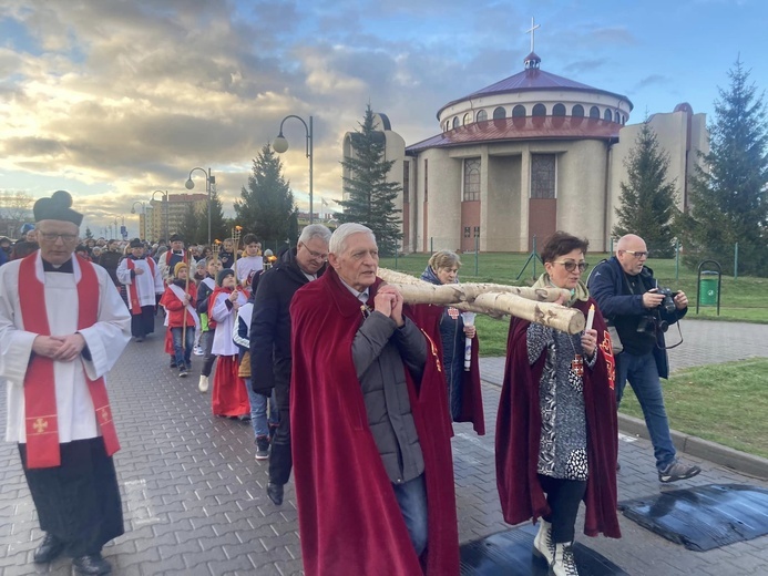 Wałbrzych. Miejska Droga Krzyżowa w parafii Podwyższenia Krzyża Świętego