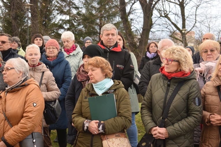 Ząbkowice Śl. Miejska Droga Krzyżowa ze św. Jadwigą i św. Janem Pawłem II 