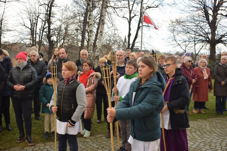 Ząbkowice Śl. Miejska Droga Krzyżowa ze św. Jadwigą i św. Janem Pawłem II 