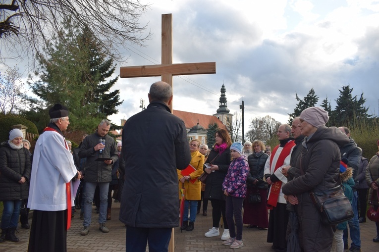Ząbkowice Śl. Miejska Droga Krzyżowa ze św. Jadwigą i św. Janem Pawłem II 