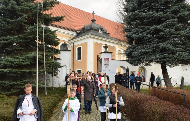 Ząbkowice Śl. Miejska Droga Krzyżowa ze św. Jadwigą i św. Janem Pawłem II 