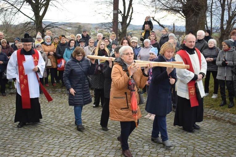 Ząbkowice Śl. Miejska Droga Krzyżowa ze św. Jadwigą i św. Janem Pawłem II 