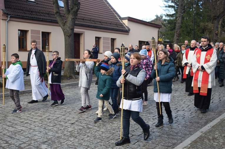 Ząbkowice Śl. Miejska Droga Krzyżowa ze św. Jadwigą i św. Janem Pawłem II 