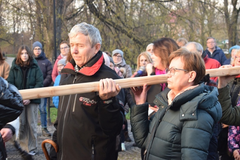 Ząbkowice Śl. Miejska Droga Krzyżowa ze św. Jadwigą i św. Janem Pawłem II 