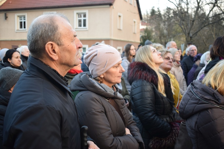 Ząbkowice Śl. Miejska Droga Krzyżowa ze św. Jadwigą i św. Janem Pawłem II 