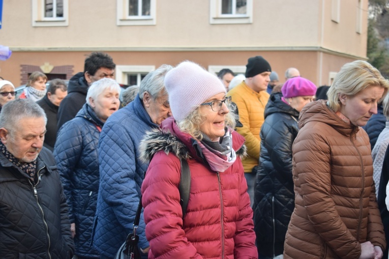 Ząbkowice Śl. Miejska Droga Krzyżowa ze św. Jadwigą i św. Janem Pawłem II 