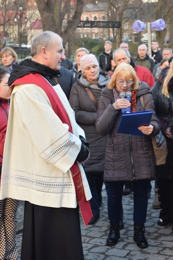 Ząbkowice Śl. Miejska Droga Krzyżowa ze św. Jadwigą i św. Janem Pawłem II 