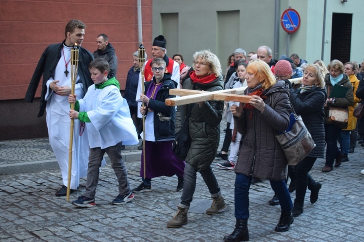 Ząbkowice Śl. Miejska Droga Krzyżowa ze św. Jadwigą i św. Janem Pawłem II 