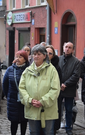 Ząbkowice Śl. Miejska Droga Krzyżowa ze św. Jadwigą i św. Janem Pawłem II 