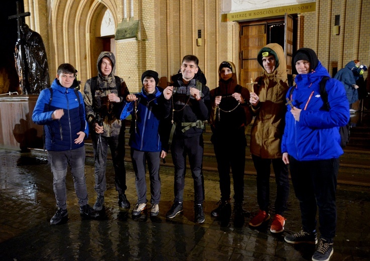 Ekstremalna Droga Krzyżowa to wyprawa pokazująca siłę wiary młodego Kościoła.