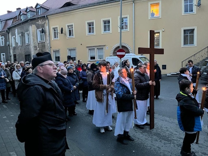 Kłodzko. Uliczna Droga Krzyżowa z jezuitami