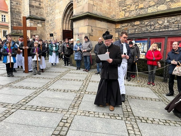 Kłodzko. Uliczna Droga Krzyżowa z jezuitami