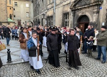 Kłodzko. Uliczna Droga Krzyżowa z jezuitami