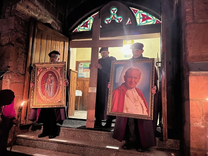 Nowa Ruda Słupiec. Droga Krzyżowa z symbolami ŚDM