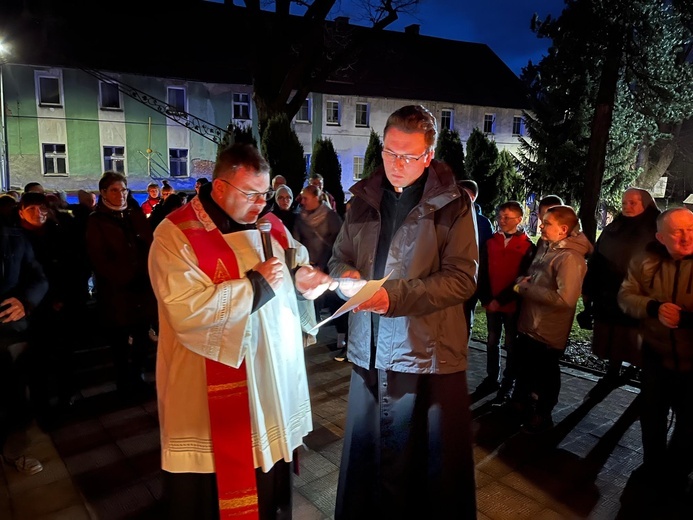 Nowa Ruda Słupiec. Droga Krzyżowa z symbolami ŚDM