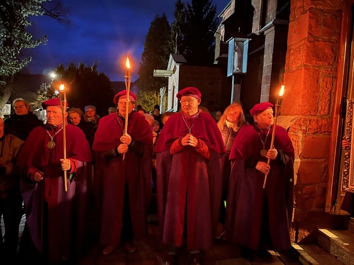 Nowa Ruda Słupiec. Droga Krzyżowa z symbolami ŚDM