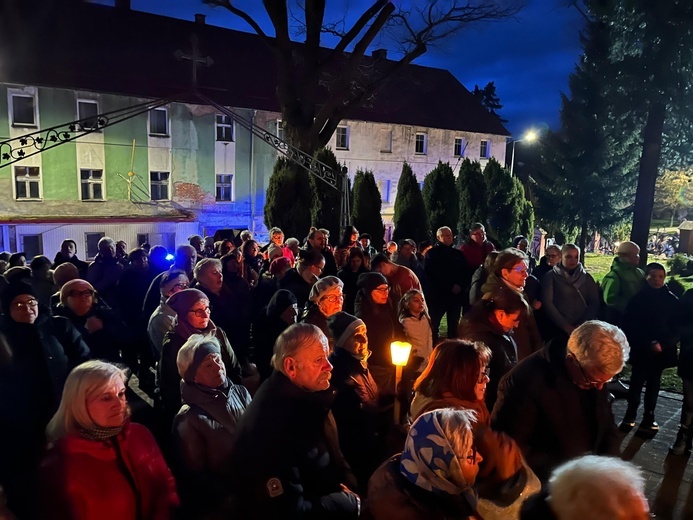 Nowa Ruda Słupiec. Droga Krzyżowa z symbolami ŚDM