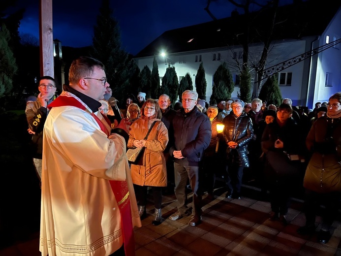 Nowa Ruda Słupiec. Droga Krzyżowa z symbolami ŚDM