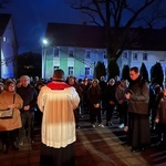 Nowa Ruda Słupiec. Droga Krzyżowa z symbolami ŚDM