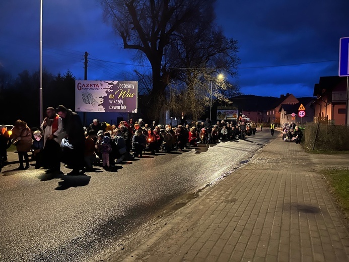 Nowa Ruda Słupiec. Droga Krzyżowa z symbolami ŚDM