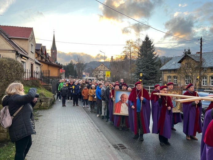 Nowa Ruda Słupiec. Droga Krzyżowa z symbolami ŚDM
