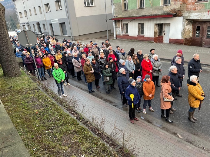 Nowa Ruda Słupiec. Droga Krzyżowa z symbolami ŚDM