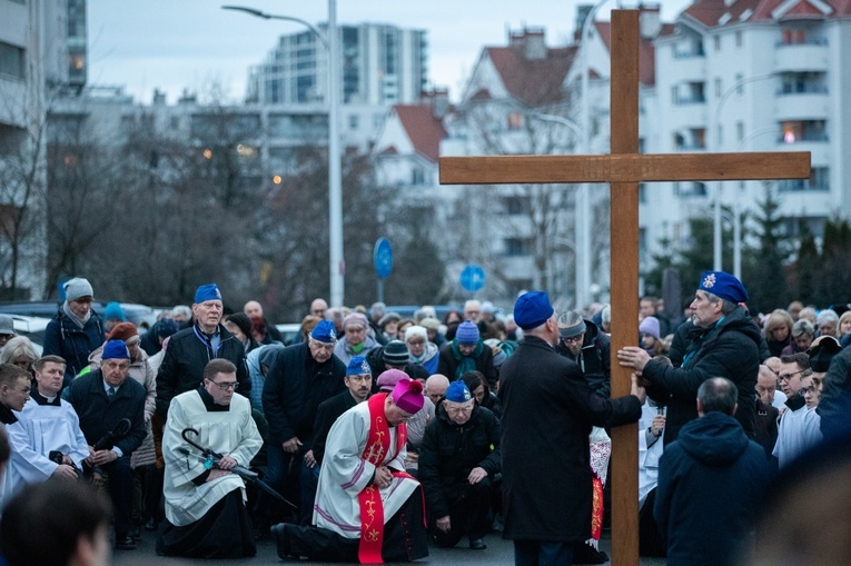 Krzyżu święty, nade wszystko... Droga Krzyżowa ulicami Gocławia