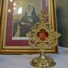 Relikwiarz w paradyskim sanktuarium. W tle wizerunek św. Marii De Mattias, założycielki Adoratorek Krwi Chrystusa.